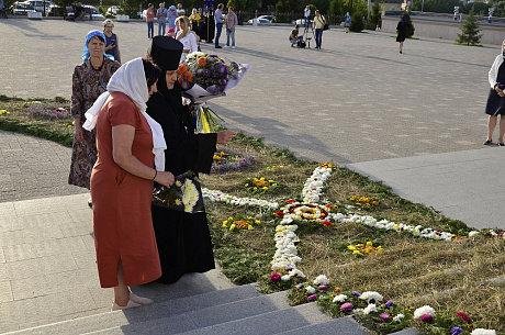 Подготовка к Погребению Божией Матери. Украшение дорожки.