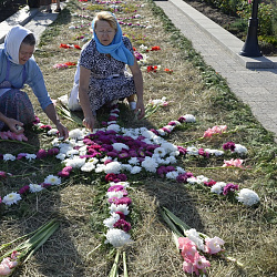 Украшение дорожки цветами на Успение Пресвятой Богородицы