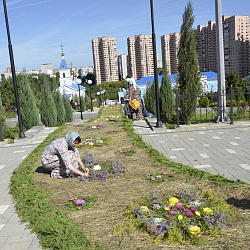 Украшение дорожки цветами на Успение Пресвятой Богородицы