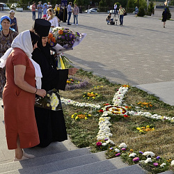 Украшение дорожки цветами на Успение Пресвятой Богородицы