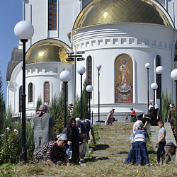 Украшение дорожки цветами на Успение Пресвятой Богородицы