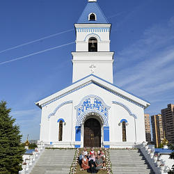 Украшение дорожки цветами на Успение Пресвятой Богородицы